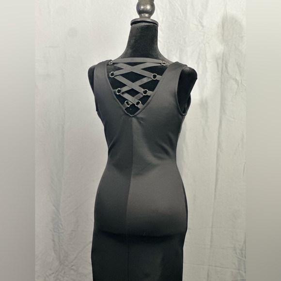 🔥 Sleek Black Sleeveless Dress with Front Zipper – Curve-Hugging & Stylish! - Picture 4 of 4